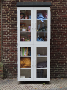 912061 Afbeelding van de onlangs door de diaconie van de Jacobikerk geplaatste buurtkast ('Het keukenkastje van Wijk ...